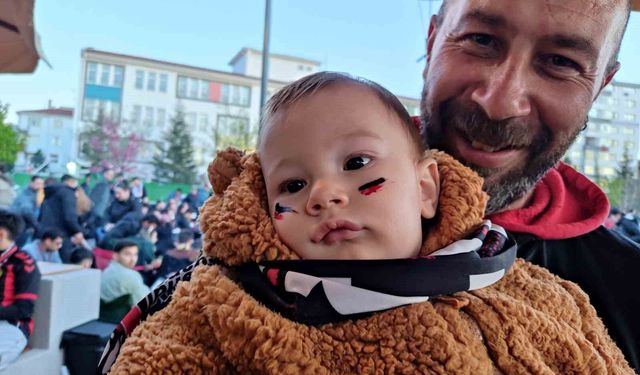 Yüzü boyalı minik Eskişehirspor taraftarı babasının kucağında maçı izledi