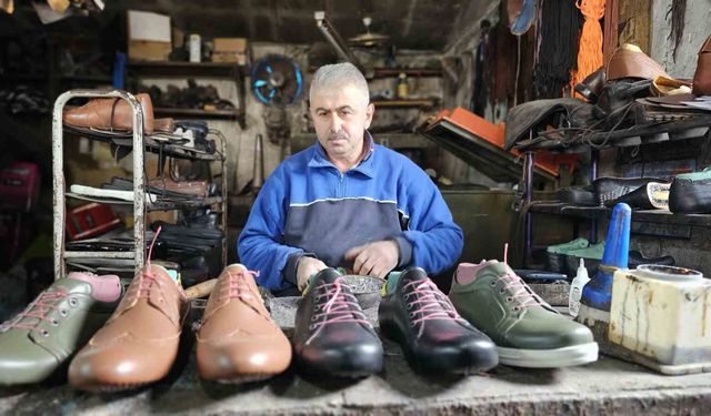 Zonguldak'ın son ayakkabı imalatçısı 26 yıllık atölyesinde teknolojiyle yarışıyor