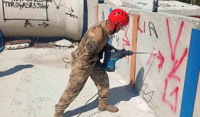 AFAD'dan askeri personele enkazda arama kurtarma eğitimi