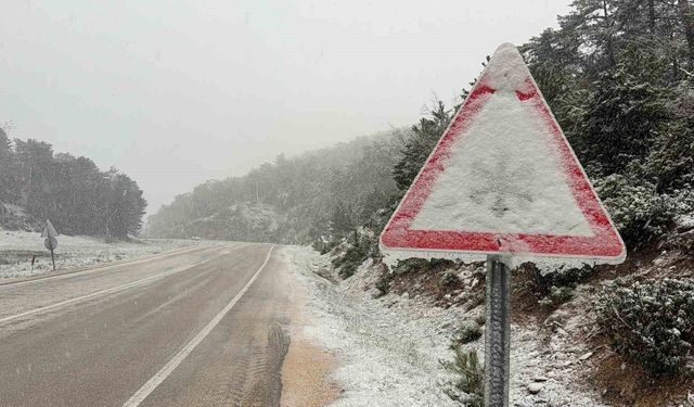 Afyonkarahisar'da kar ulaşımı aksattı