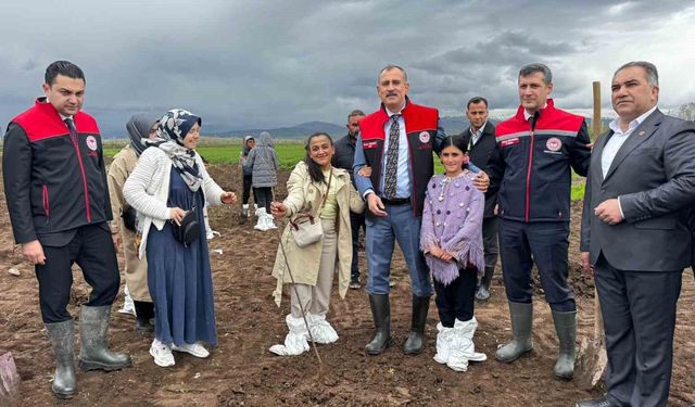 Ağrı'da 2 bin 500 çiftçiye 50 bin meyve fidanı dağıtıldı