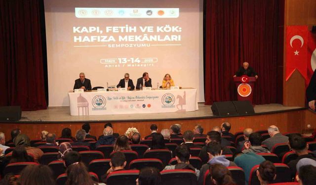 Ahlat'ta 'Kapı, Fetih ve Kök: Hafıza Mekanları' sempozyumu