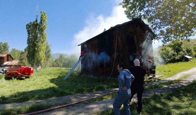Alevlere teslim olan ahşap eve müdahale için ceviz ağacı kesildi
