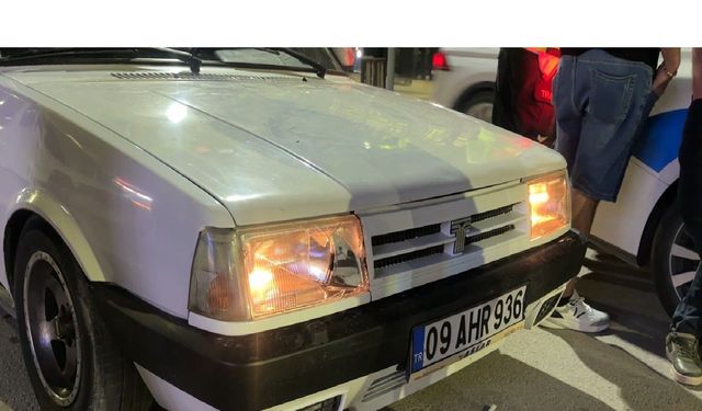 Alkol alıp şampiyonluk kutlamasına çıktı, park halindeki 2 otomobile çarpıp kaçtı