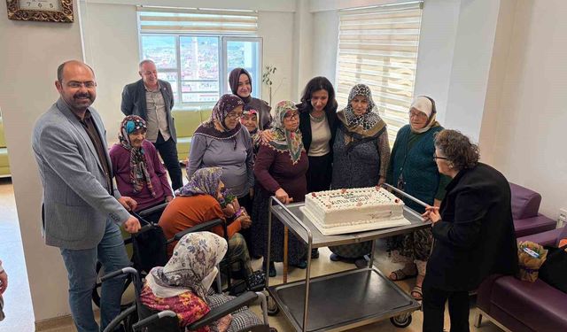 Anneler Günü'nde huzurevi sakinleri unutulmadı