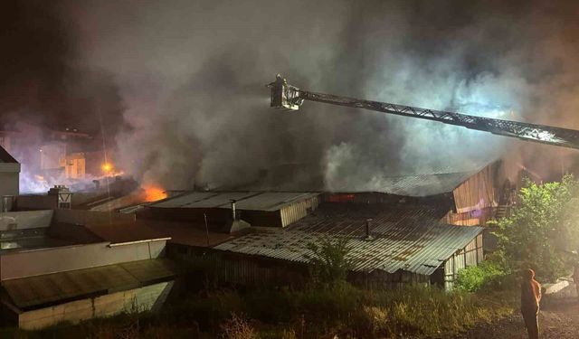 Arnavutköy'de ahşap kalıp üretim tesisinde yangın