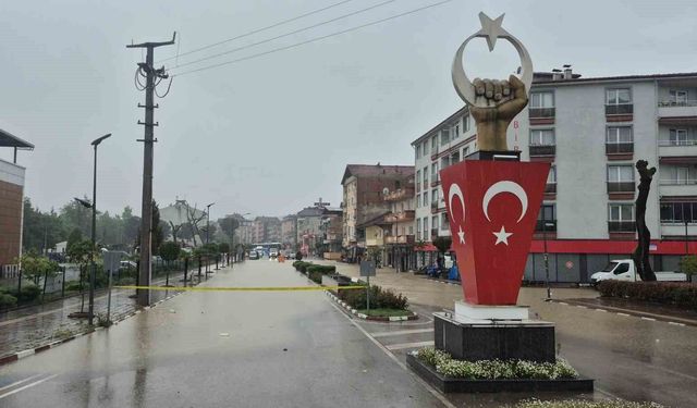 Avu deresi taştı, ev ve iş yerlerini su bastı