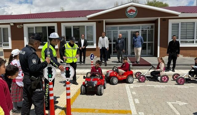 Aydıntepe'de öğrenciler trafik kurallarını uygulamalı öğrendi