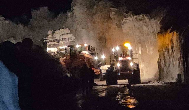 Bahçesaray yolunda gece mesaisi