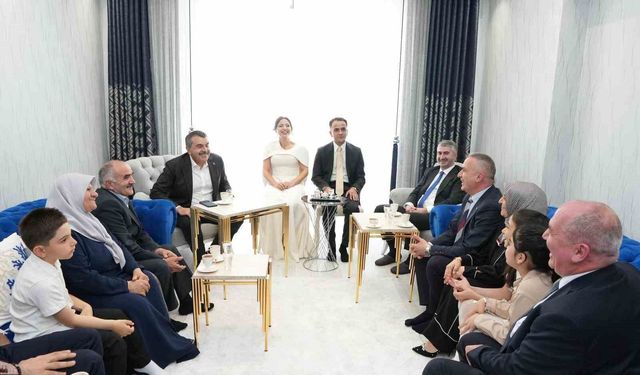 Bakan Tekin nişan törenine katıldı