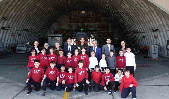 Bandırma'da Ana Jet Üssü kapılarını çocuklara açtı