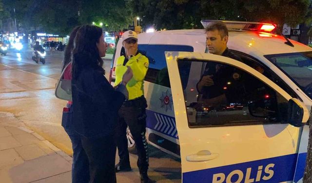 Bankamatikte unutulan parayı görüp polise teslim etti