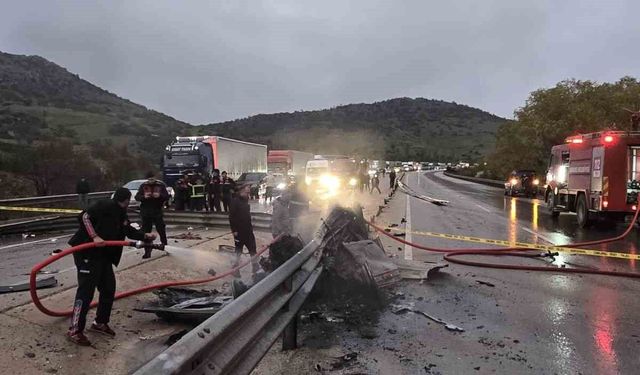 Bariyerlere çarparak yanan otomobilin sürücüsü feci şekilde can verdi