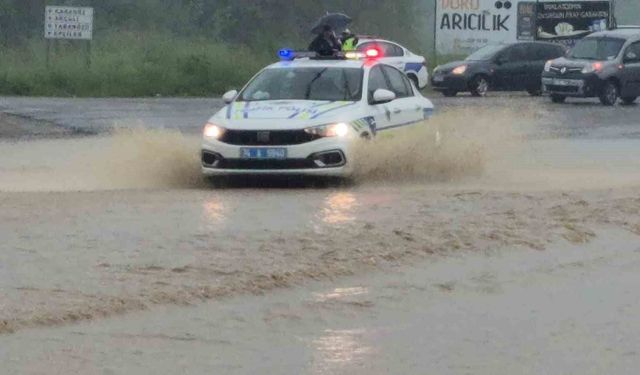 Bartın'da ırmak taştı, kara yolunu su bastı