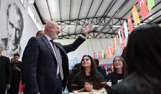 Başkan Çolakbayrakdar: 'Güçlü ve büyük Türkiye'nin temeli donanımlı gençliktir'
