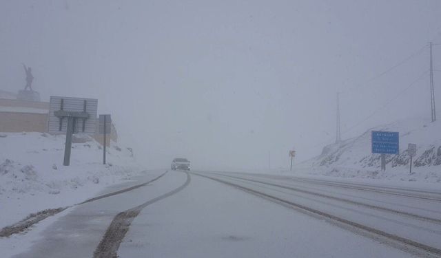 Bayburt-Erzurum kara yolunda mayıs ayında kar yağışı