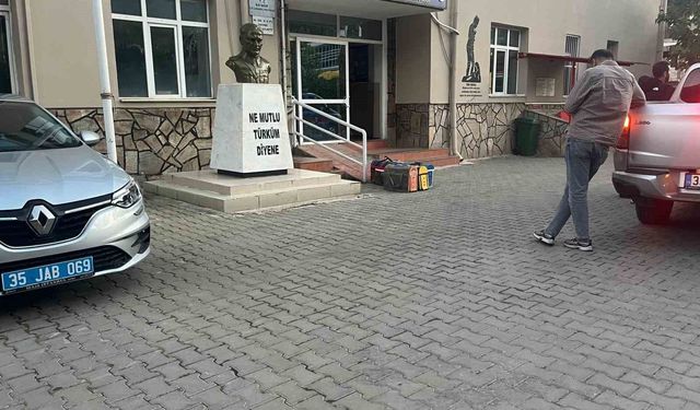 Bayındır'da yasa dışı horoz dövüşü operasyonu: 3 gözaltı