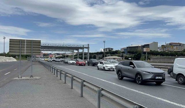 Bayram dönüşü Çamlıca Gişeleri'nde yer yer yoğunluk oluştu