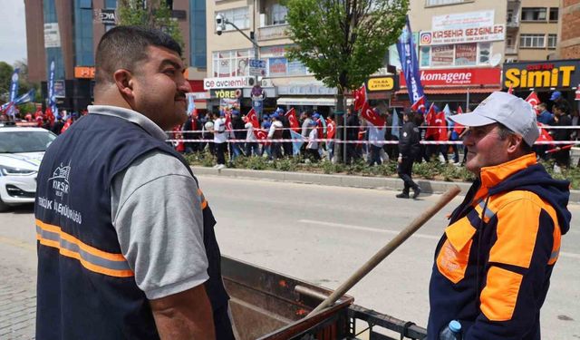 Bayramda görevlerini bırakmadılar: Temizlik işçilerinden takdirlik hareket