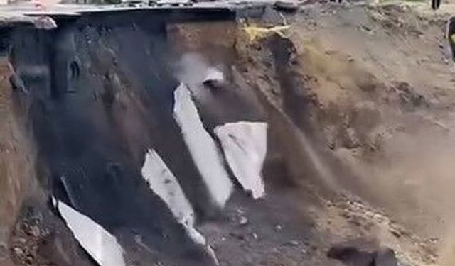Beylikdüzü'nde bina inşaatının yapıldığı yolda göçme