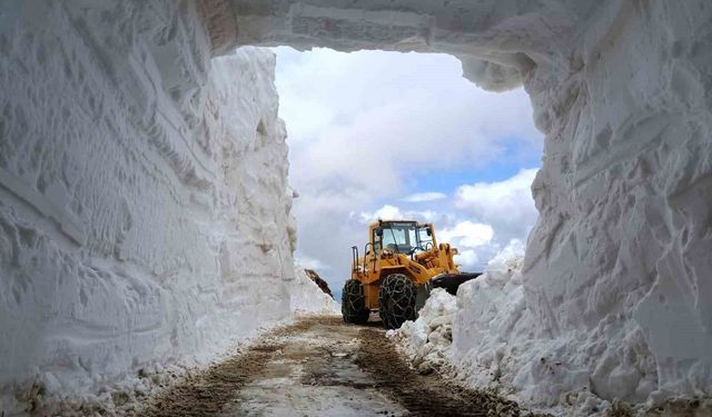 Bingöl'de kar tünelleri arasında yol açma mesaisi sürüyor