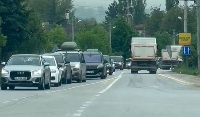 Bolu'da alternatif yollarda uzun araç kuyrukları oluştu