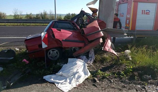 Bolu'da otomobil yön direğine çarptı: 2 ölü, 1 yaralı