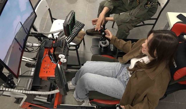 BTÜ'de F16 heyecanı...Gençler kokpite geçti