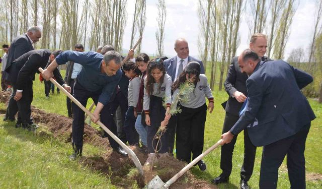 Bulanık'ta 'Hatıra Yolu' Projesi kapsamında 350 fidan dikildi