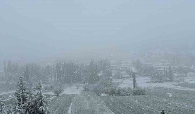 Burdur'un yüksek kesimlerine kar yağdı