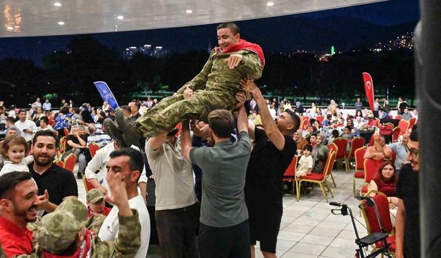 Bursa'da en özel askerlere renkli kına eğlencesi