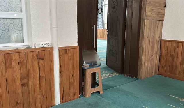 Caminin sadaka kutusundan 200 lira çalan şahıs yakalandı, çaldığı parayı ödedi
