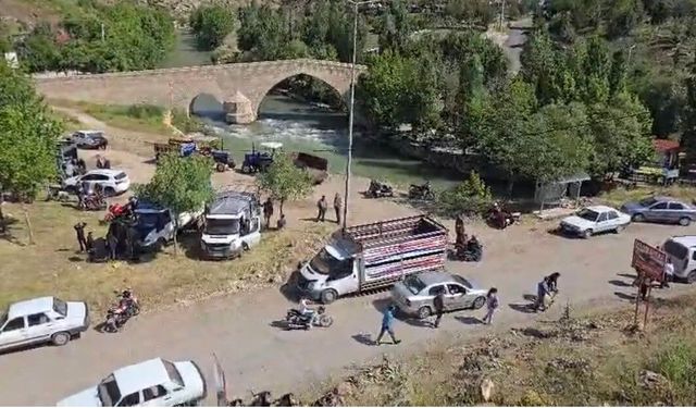 Çermik'te tarihi köprü yanında hayvan pazarı kuruldu