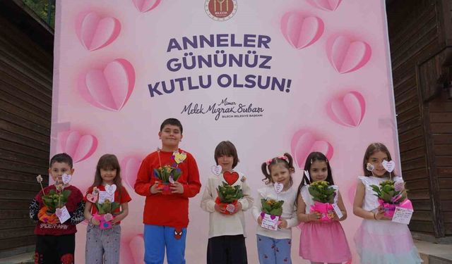 Çocuklar Sanat Sokağı'nı bu kez anneleri için renklendirdi