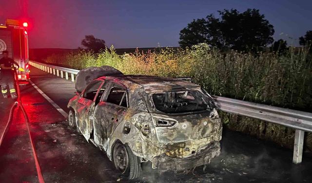 Çorlu yolunda seyir halindeki otomobil alevlere teslim oldu