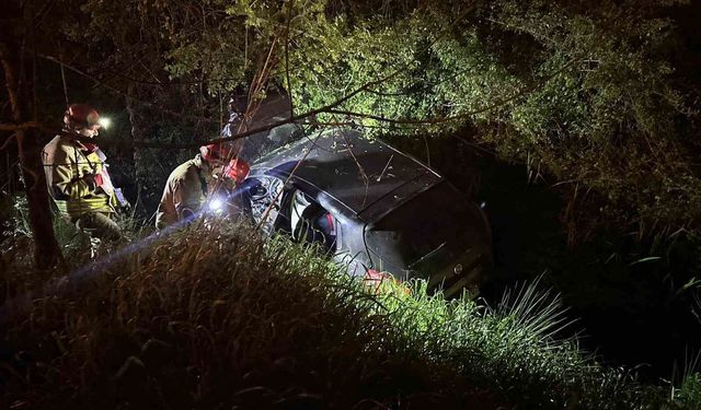 Dereye uçan otomobilde sıkışan sürücüyü itfaiye ekipleri kurtardı