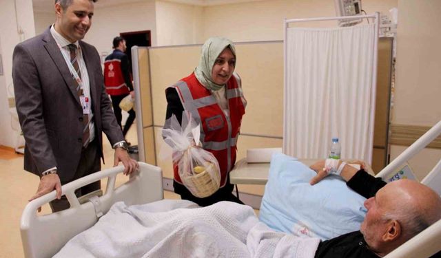 Devlet Hastanesi'nde hastaların yüzünü güldüren ziyaret