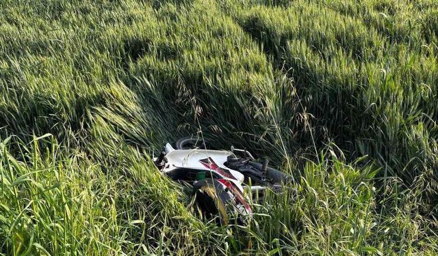 Direksiyon hakimiyetini kaybeden motosiklet sürücüsü tarlaya uçtu: 2 yaralı