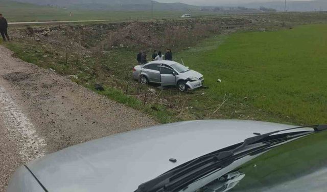 Diyadin'de direksiyon hakimiyetini kaybeden sürücü şarampole uçtu