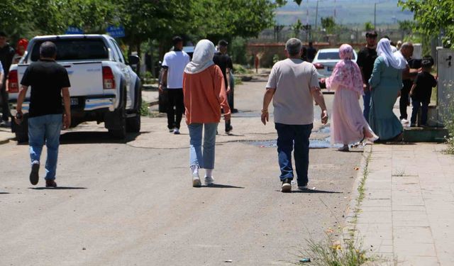 Diyarbakır'da Kurban Bayramı'nın ilk gününde mezarlıklar doldu taştı
