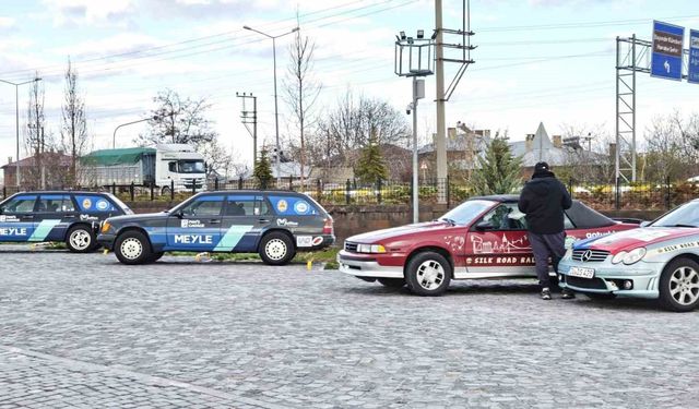 'Doğu-Batı Dostluk ve İpek Yolu Rallisi' Ahlat'ta