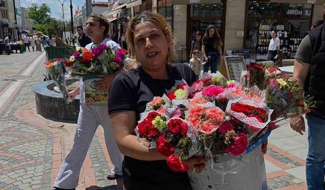 Edirne'de Anneler Günü'nde çiçek satan kadınlar
