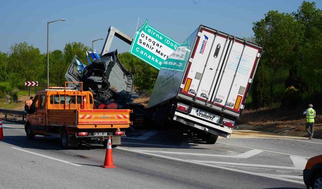 Edirne'de tır yön tabelasına çarptı: Sürücü yaralandı