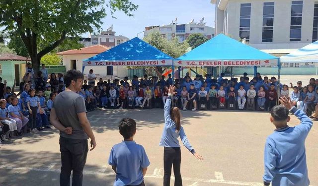 Efeler'in sanatçıları çocuklar için sahneye çıktı