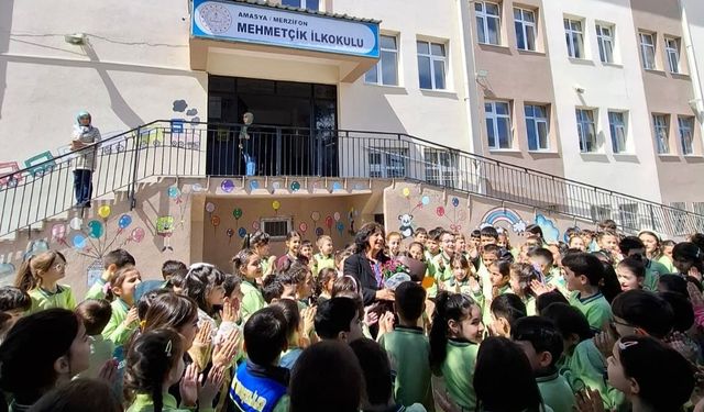 Emekli olan Güldane öğretmen öğrencilerine alkışlarla veda etti