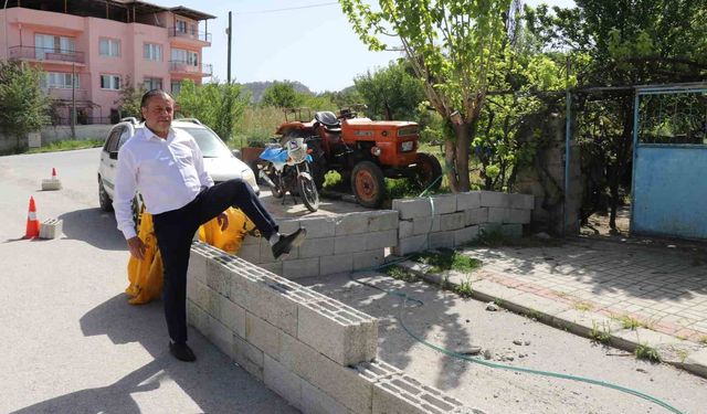 Evine girebilmek için briketlerin üzerinden atlıyor