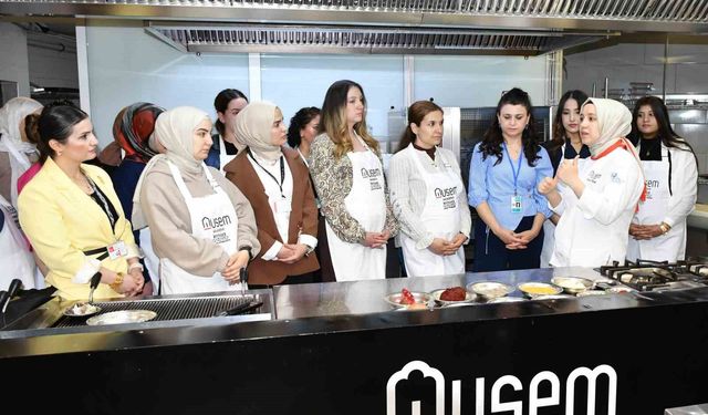 Gaziantep'te 'ebe gebe el ele' vererek pirpirim aşı yaptı