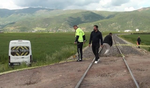 Gaziantep'te öğrenci servisine tren çarptı: 13 öğrenci hafif yaralandı
