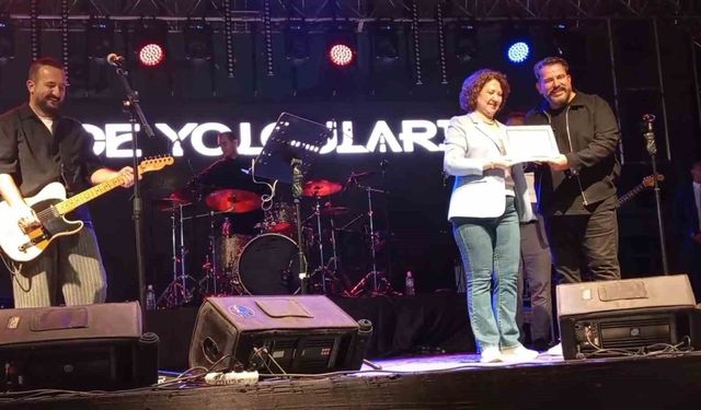 Gece Yolcuları'na sahnede sürpriz: Diplomalarını yıllar sonra aldılar