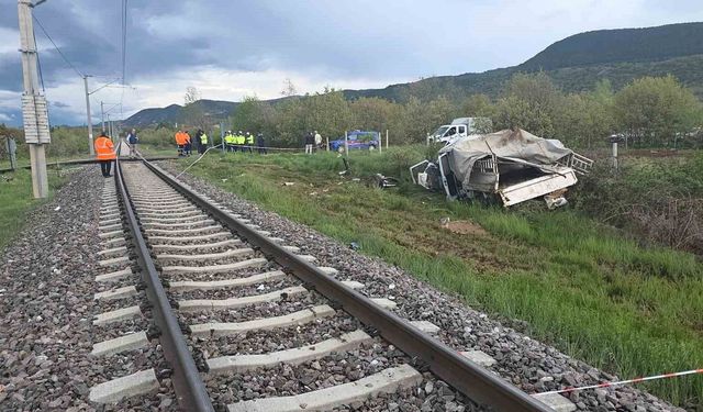 Hemzemin geçitte korkutan kaza: Yolcu treni kamyonete çarptı, 4 yaralı